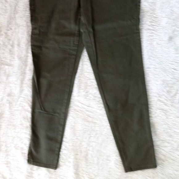 Women's 2 Pocket Pull-on, Tapered Leg, Stretch Jeans Size 12W (Olive Green) NEW - Picture 2 of 6